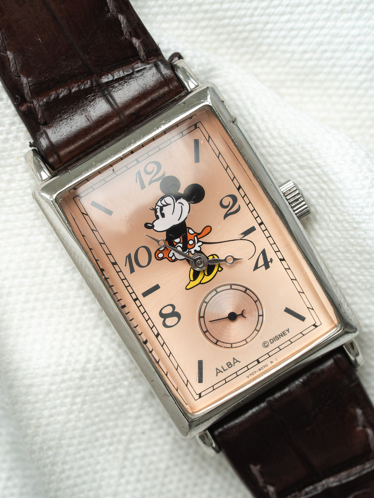 Montre Alba vintage rectangulaire avec cadran Mickey Mouse et bracelet en cuir brun.