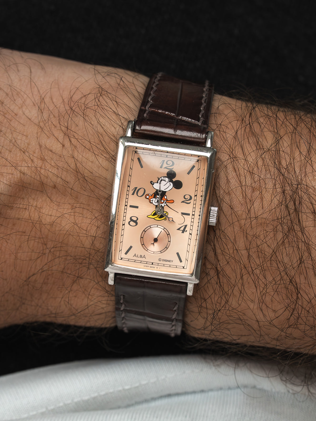 Montre Alba rectangulaire au cadran Mickey Mouse avec bracelet en cuir marron.