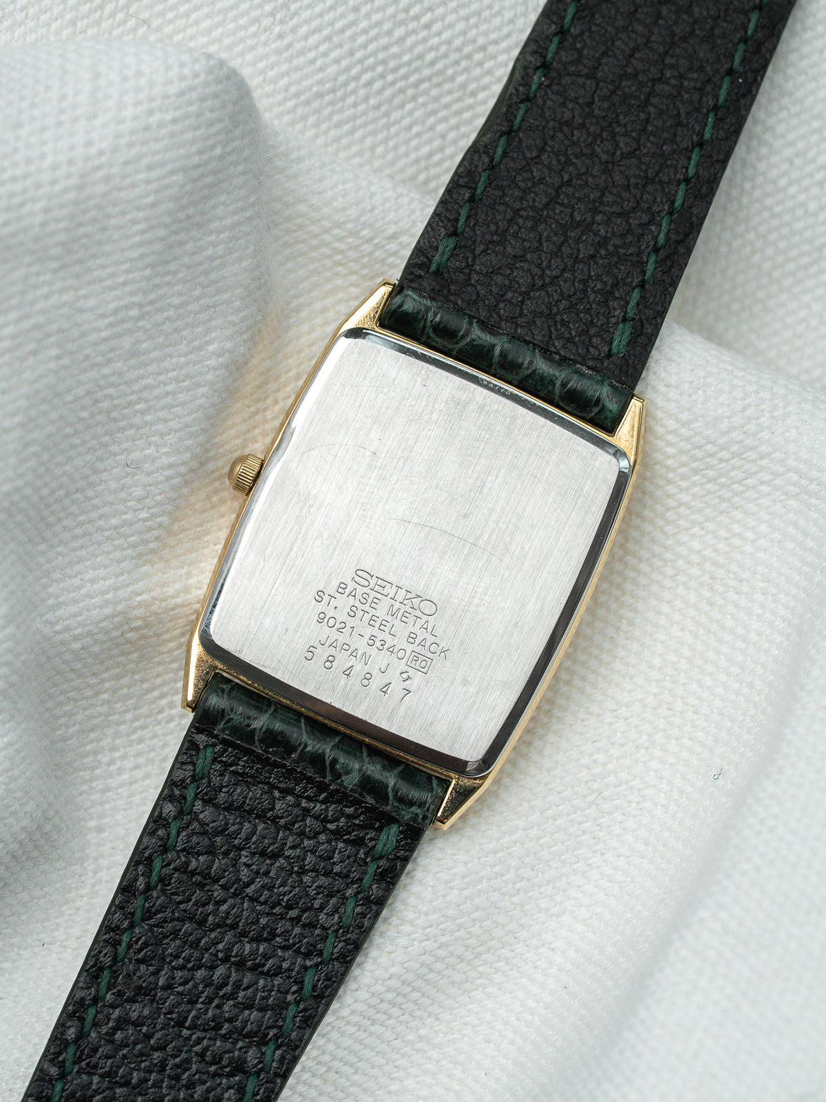 Dos en acier d'une montre Seiko vintage avec bracelet en cuir noir
