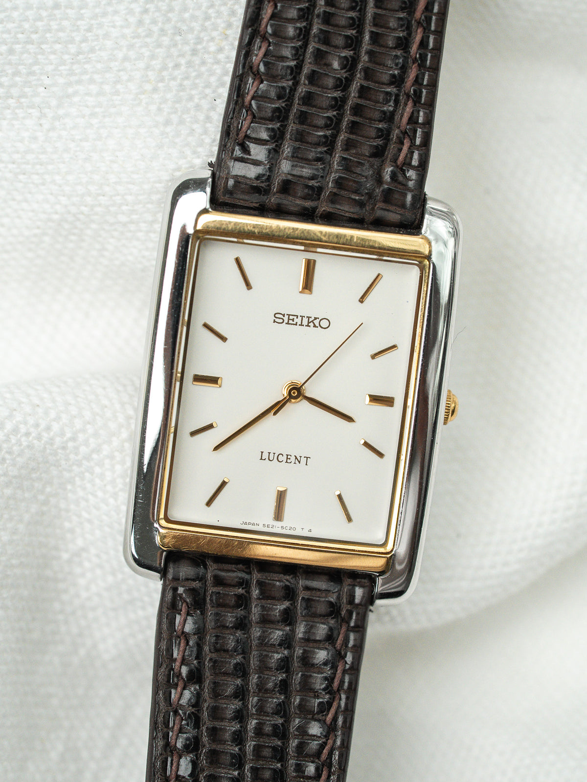 Montre Seiko Lucent vintage avec cadran blanc rectangulaire et bracelet en cuir brun.