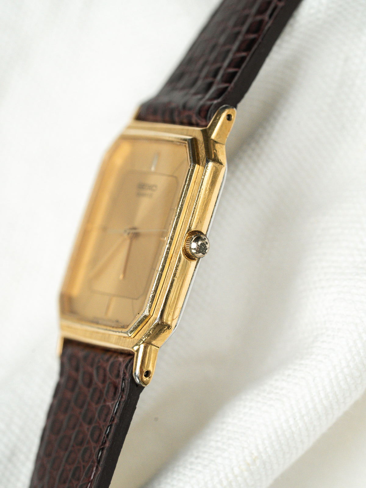 Montre vintage rectangulaire en or avec bracelet en cuir marron texturé