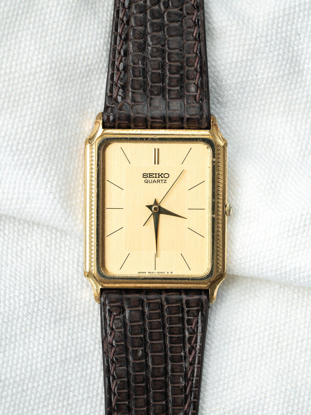 Cadran doré brossé à index noirs - Montre Seiko Quartz 9521-5040 - Atelier Victor