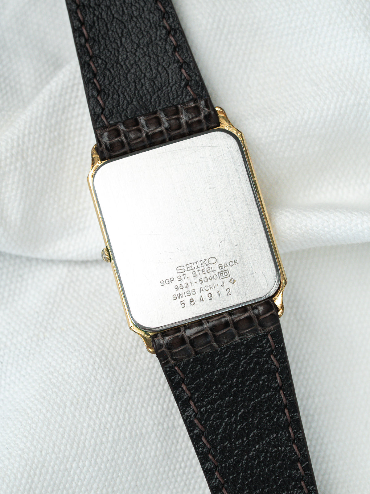 Lunette ciselée en gros plan - Montre Seiko Quartz 9521-5040 - Atelier Victor