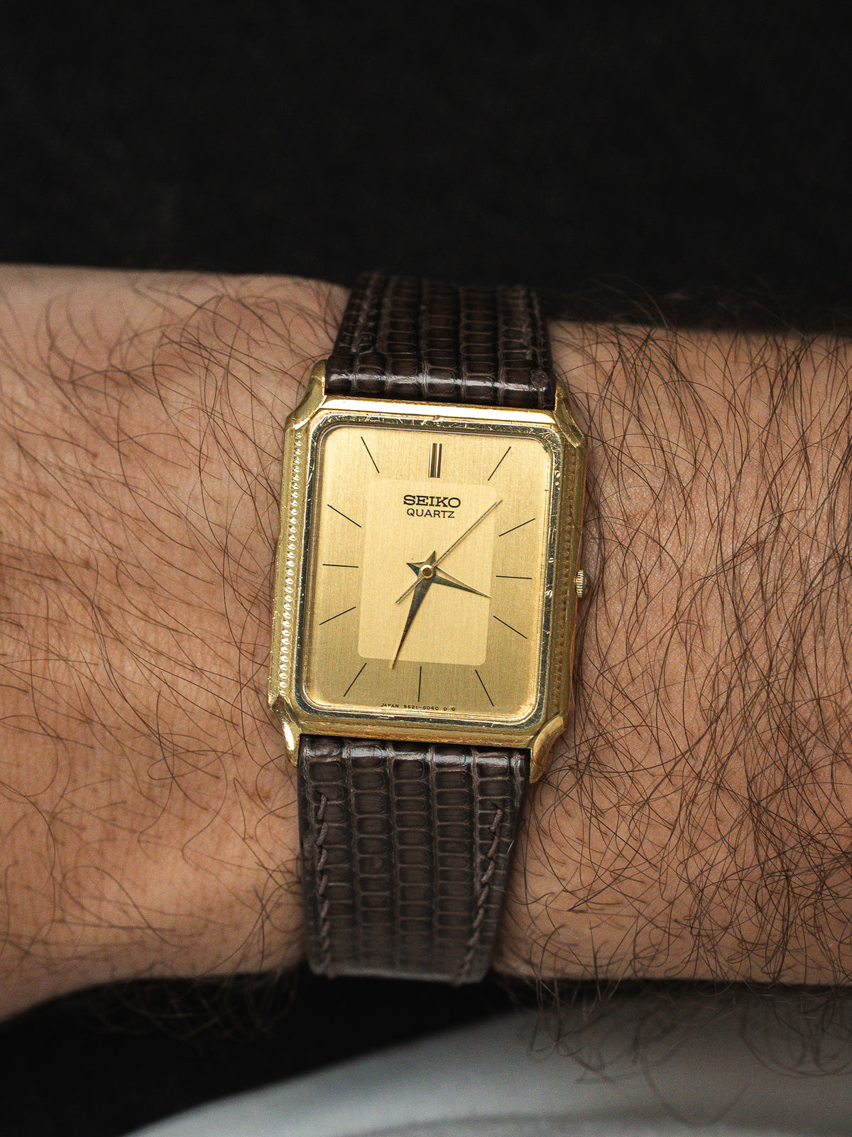 Vue complète sur tissu blanc - Montre Seiko Quartz 9521-5040 - Atelier Victor