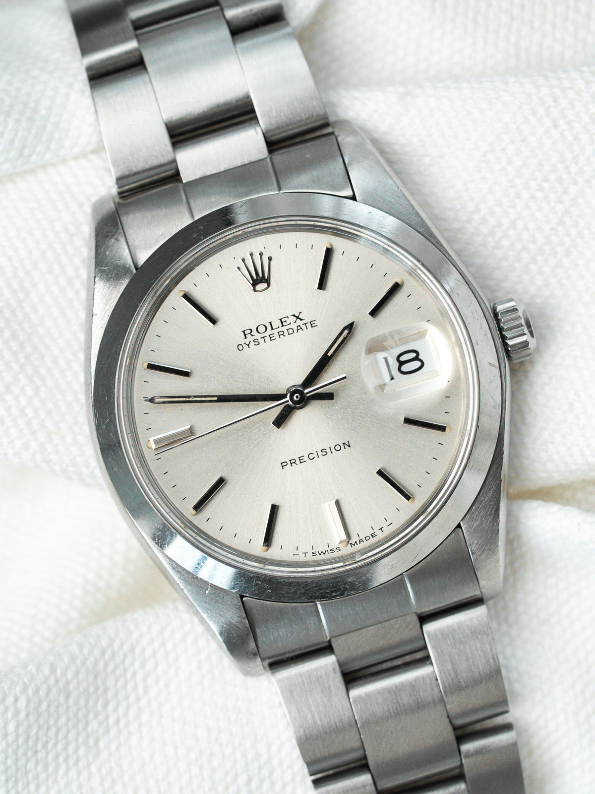 Lunette lisse polie en gros plan - Montre Rolex Oysterdate 6694 - Atelier Victor
