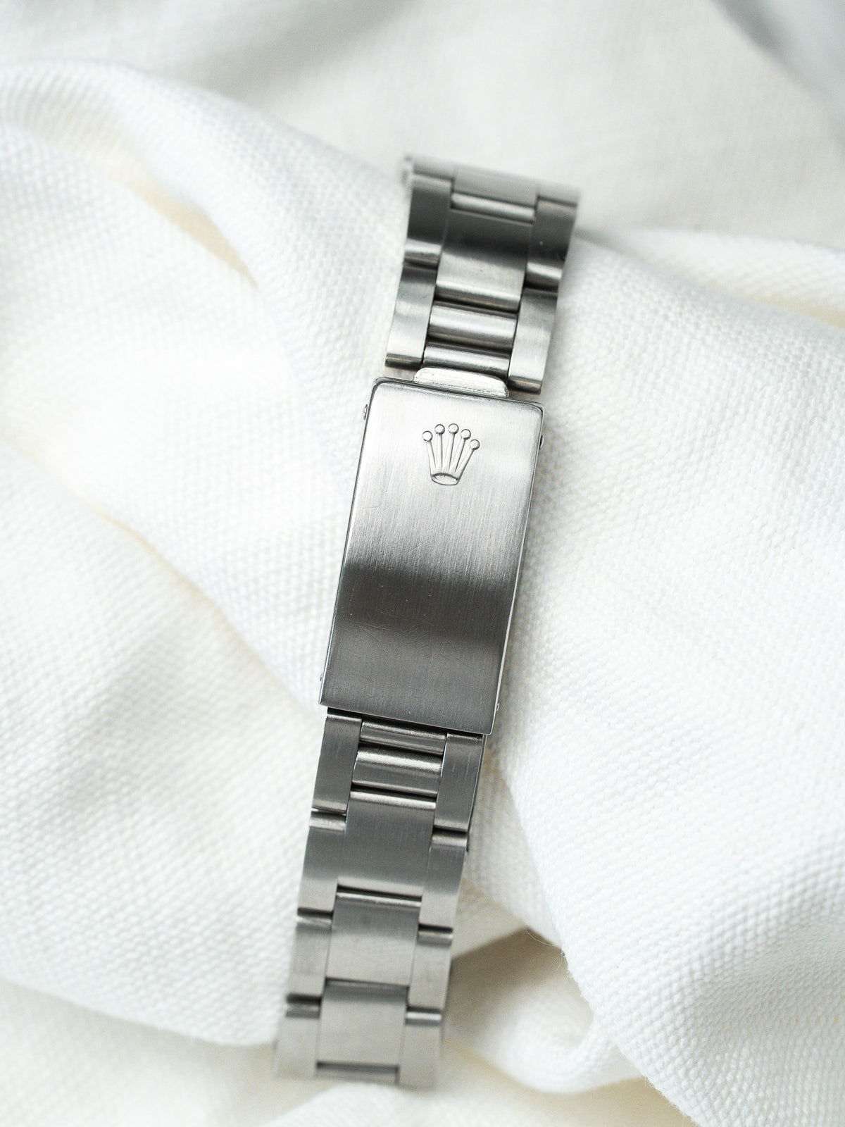 Couronne vissée signée Rolex - Montre Rolex Oysterdate 6694 - Atelier Victor