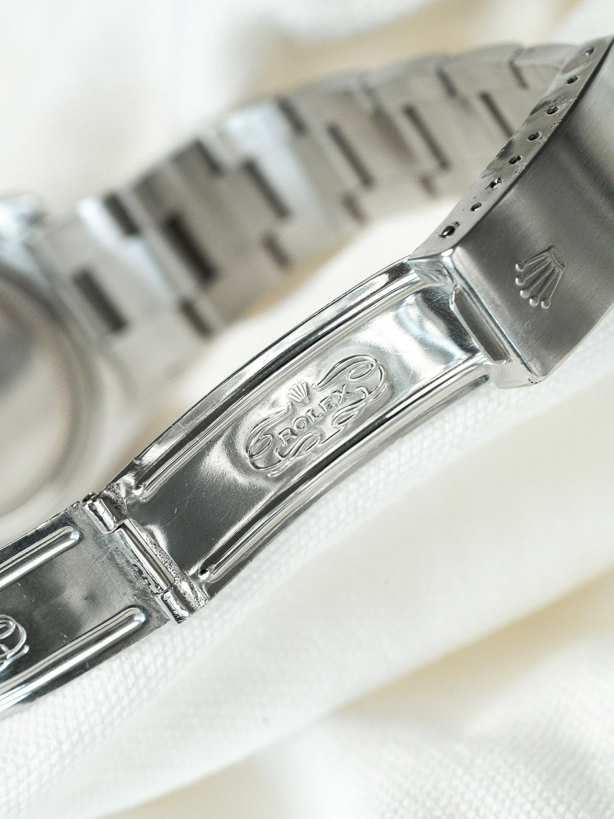 Vue de trois quarts - Montre Rolex Oysterdate 6694 - Atelier Victor