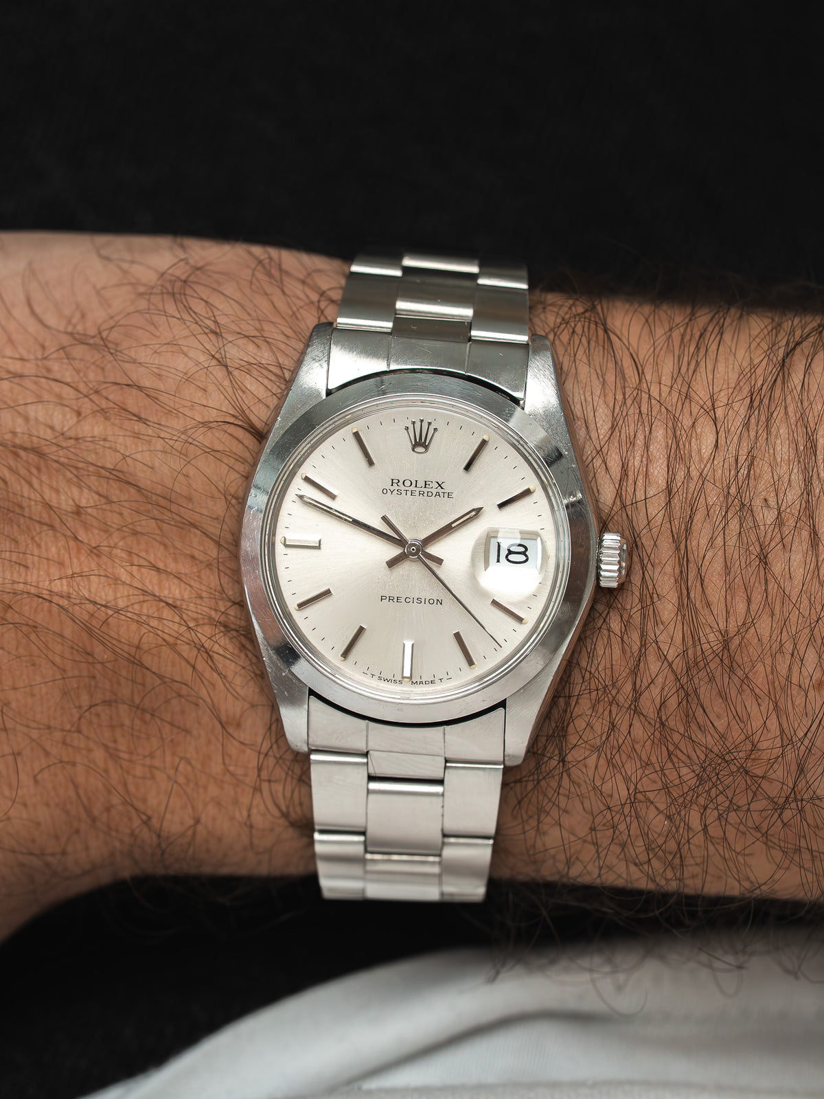 Vue complète sur tissu blanc - Montre Rolex Oysterdate 6694 - Atelier Victor