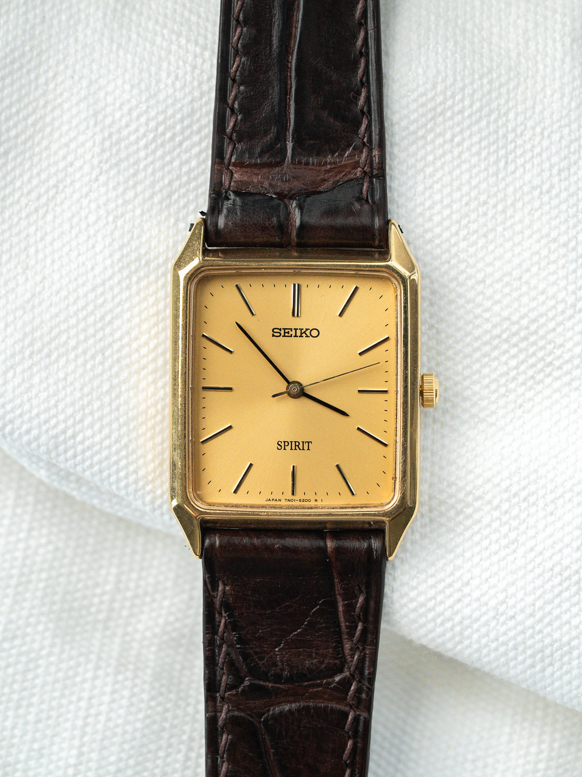 Cadran doré soleil à index appliqués - Montre Seiko Spirit 7N01-5180 - Atelier Victor
