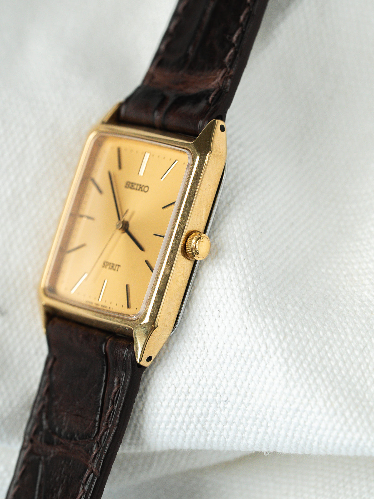 Couronne dorée à 3 heures - Montre Seiko Spirit 7N01-5180 - Atelier Victor