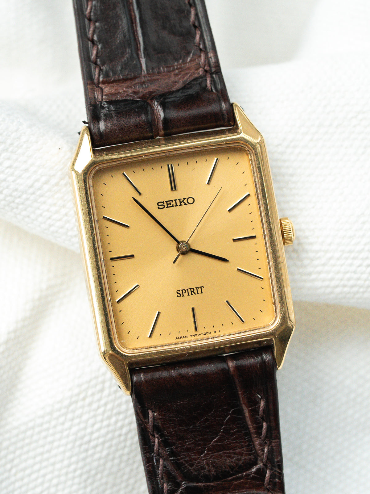 Boîtier rectangulaire à pans coupés de profil - Montre Seiko Spirit 7N01-5180 - Atelier Victor