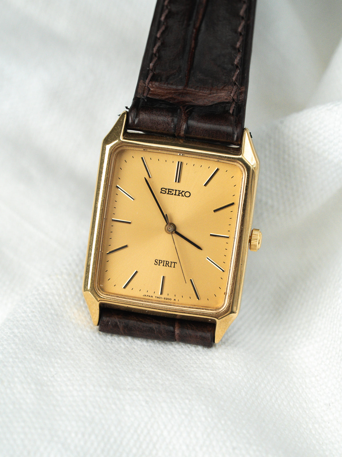 Vue de trois quarts - Montre Seiko Spirit 7N01-5180 - Atelier Victor