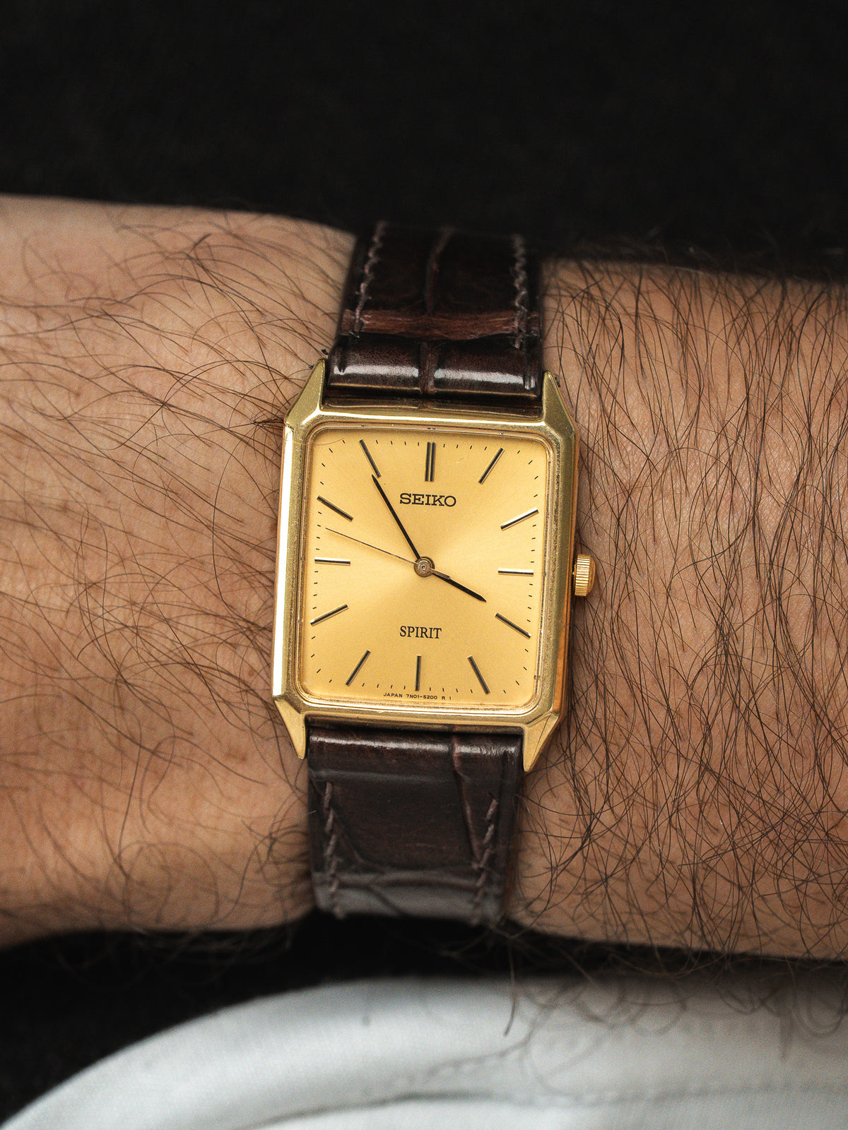 Vue complète sur tissu blanc - Montre Seiko Spirit 7N01-5180 - Atelier Victor