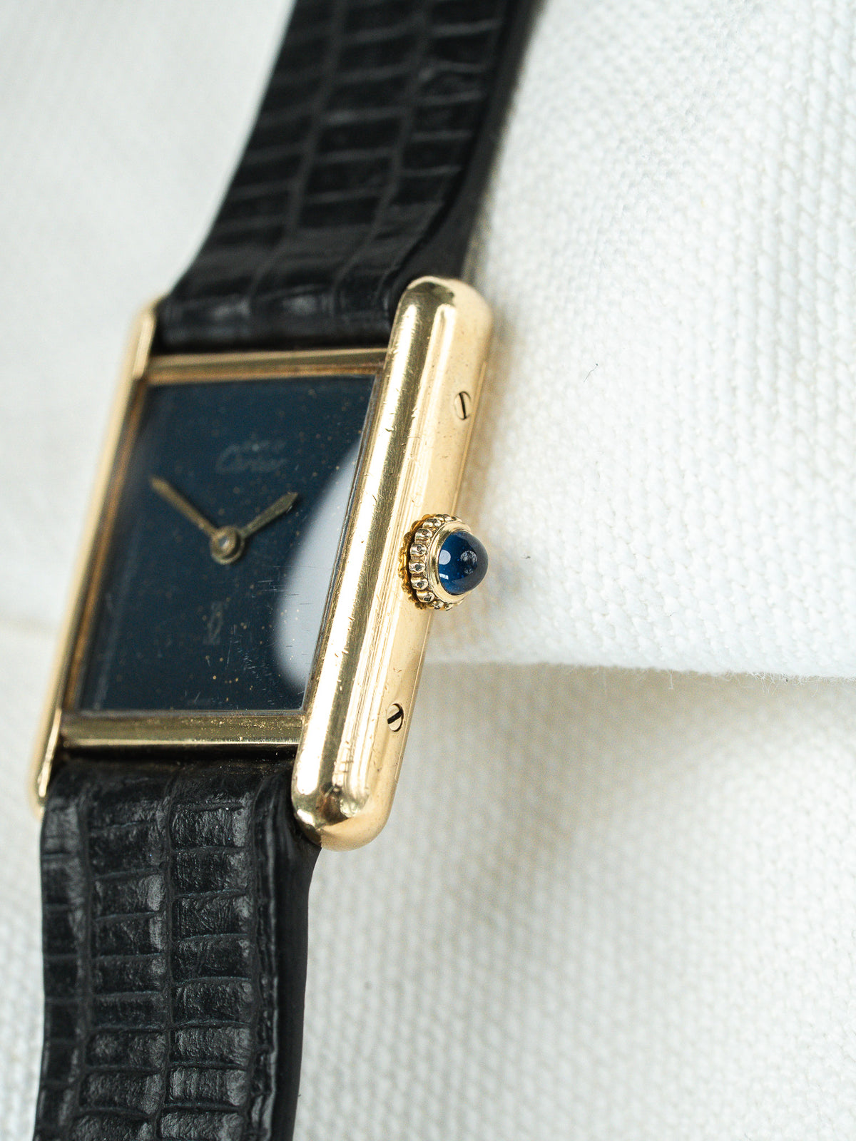 Fond argent poinçonné avec référence - Montre Cartier Must Tank Vermeil - Atelier Victor