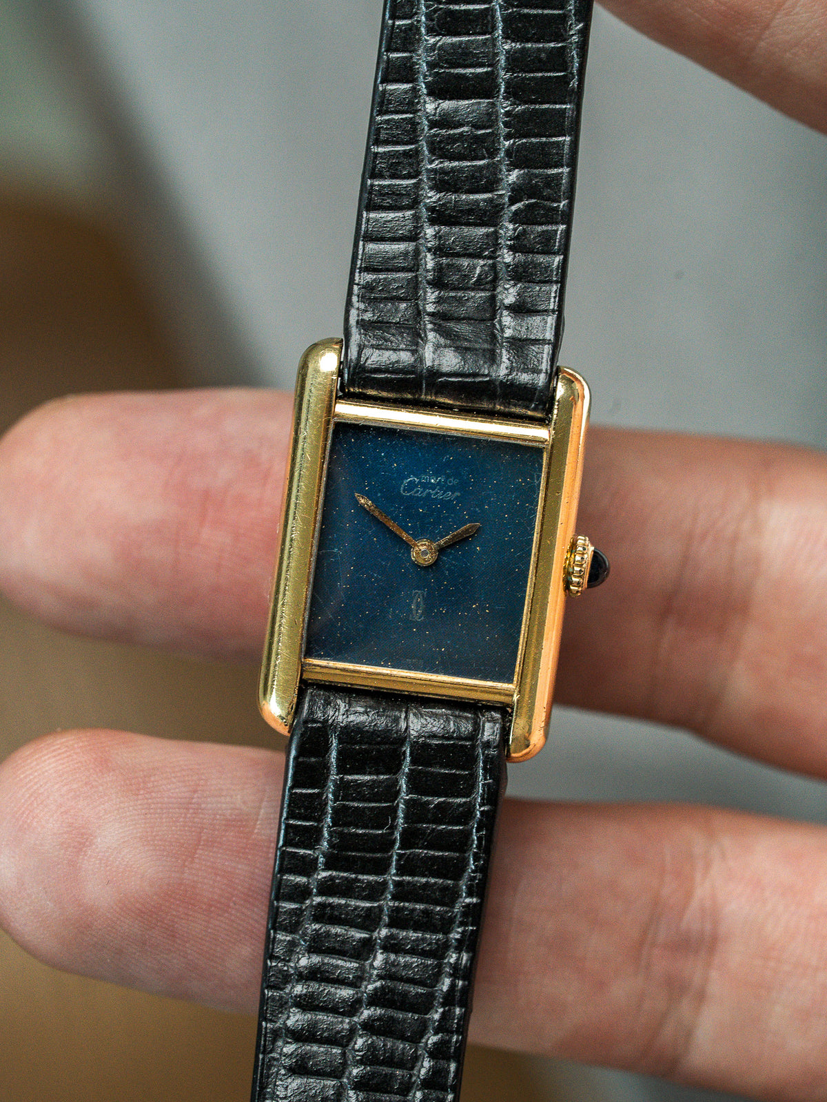 Cadran laqué bleu nuit à paillettes dorées - Montre Cartier Must Tank Vermeil - Atelier Victor