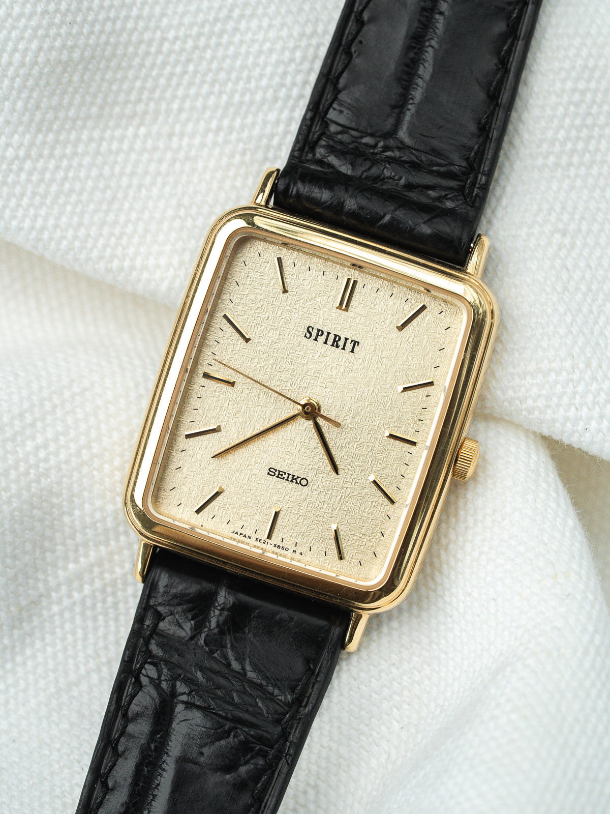 Cassa placcata oro di profilo - Watch Seiko Spirit 5E21-5B50 - Atelier Victor
