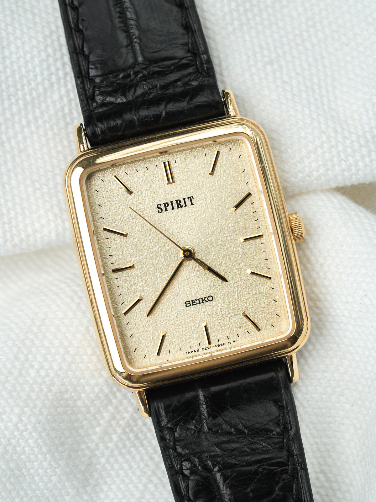 Corona dorata a ore 3 - Watch Seiko Spirit 5E21-5B50 - Atelier Victor