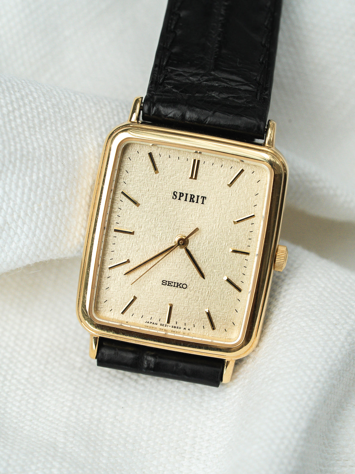 Vista di tre quarti - Watch Seiko Spirit 5E21-5B50 - Atelier Victor