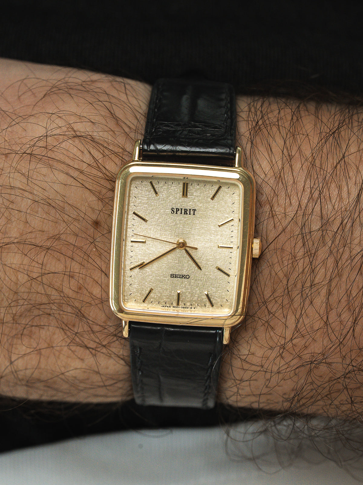 Vista completa su tessuto bianco - Watch Seiko Spirit 5E21-5B50 - Atelier Victor
