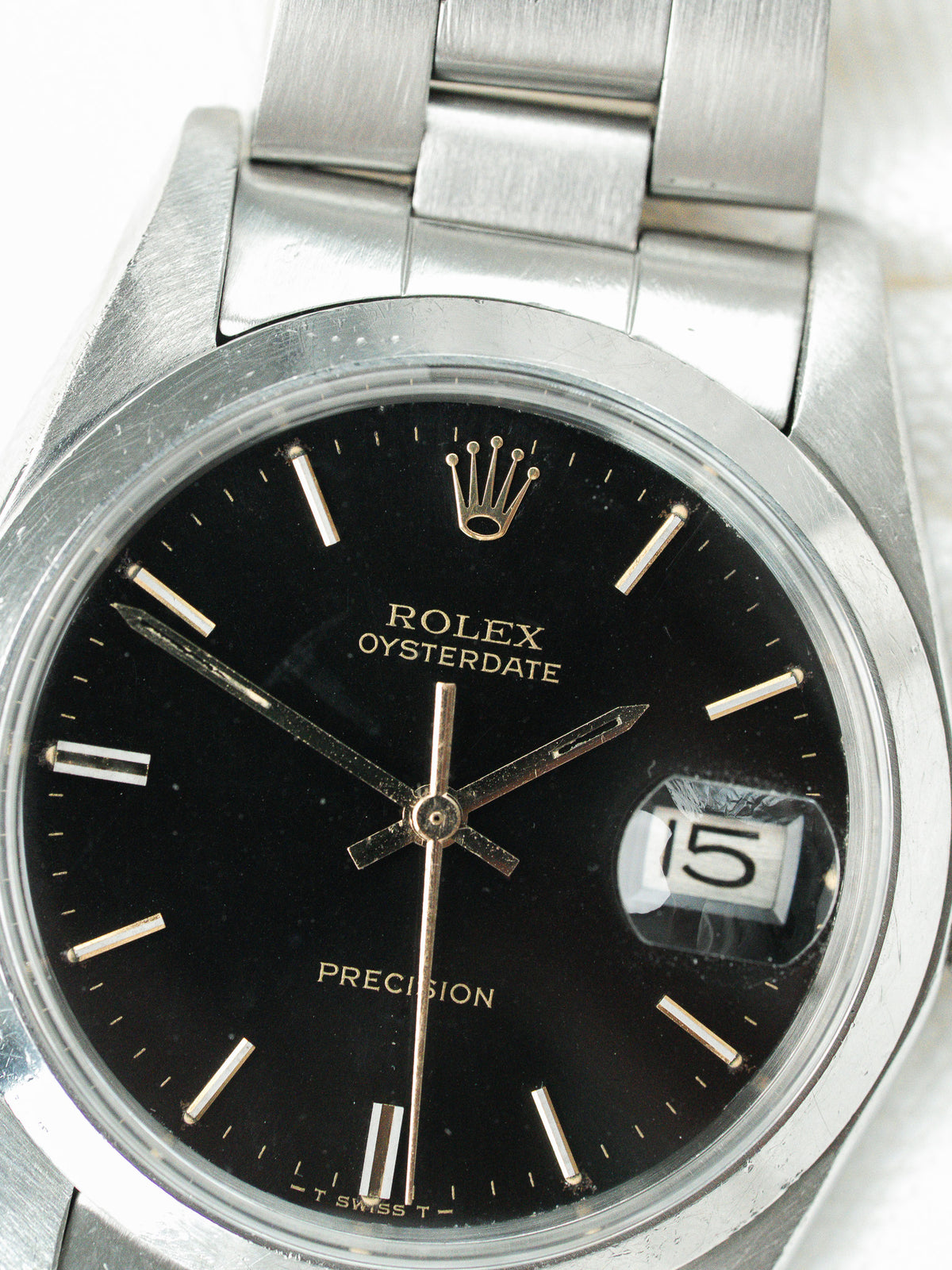 Aiguilles dorées à pointes luminescentes - Montre Rolex Oysterdate 6694 cadran noir - Atelier Victor