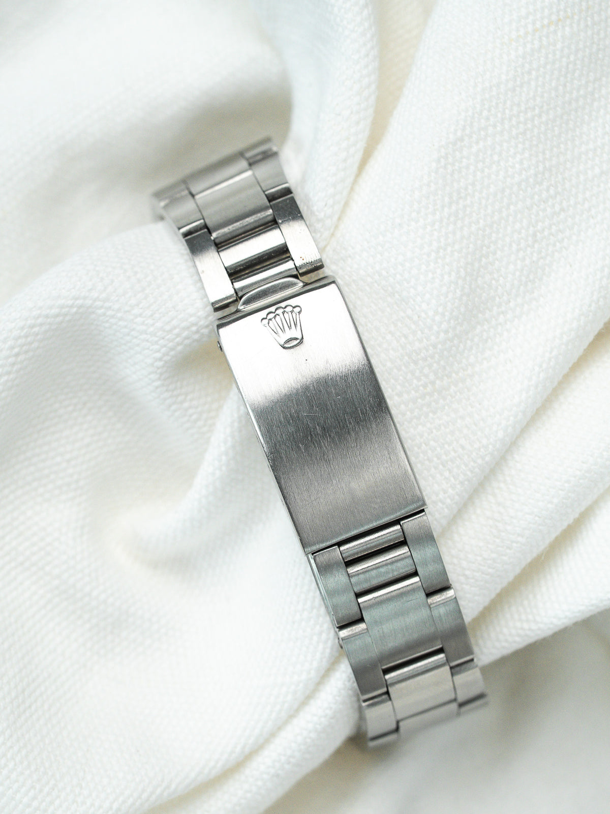Fond de boîte vissé - Montre Rolex Oysterdate 6694 cadran noir - Atelier Victor
