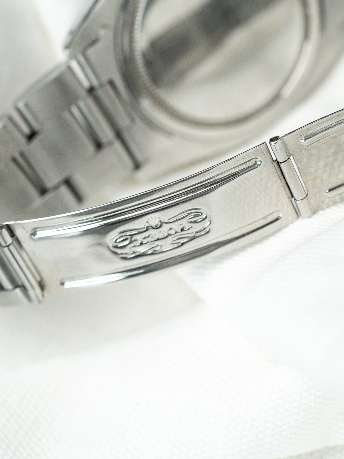 Vue de trois quarts - Montre Rolex Oysterdate 6694 cadran noir - Atelier Victor