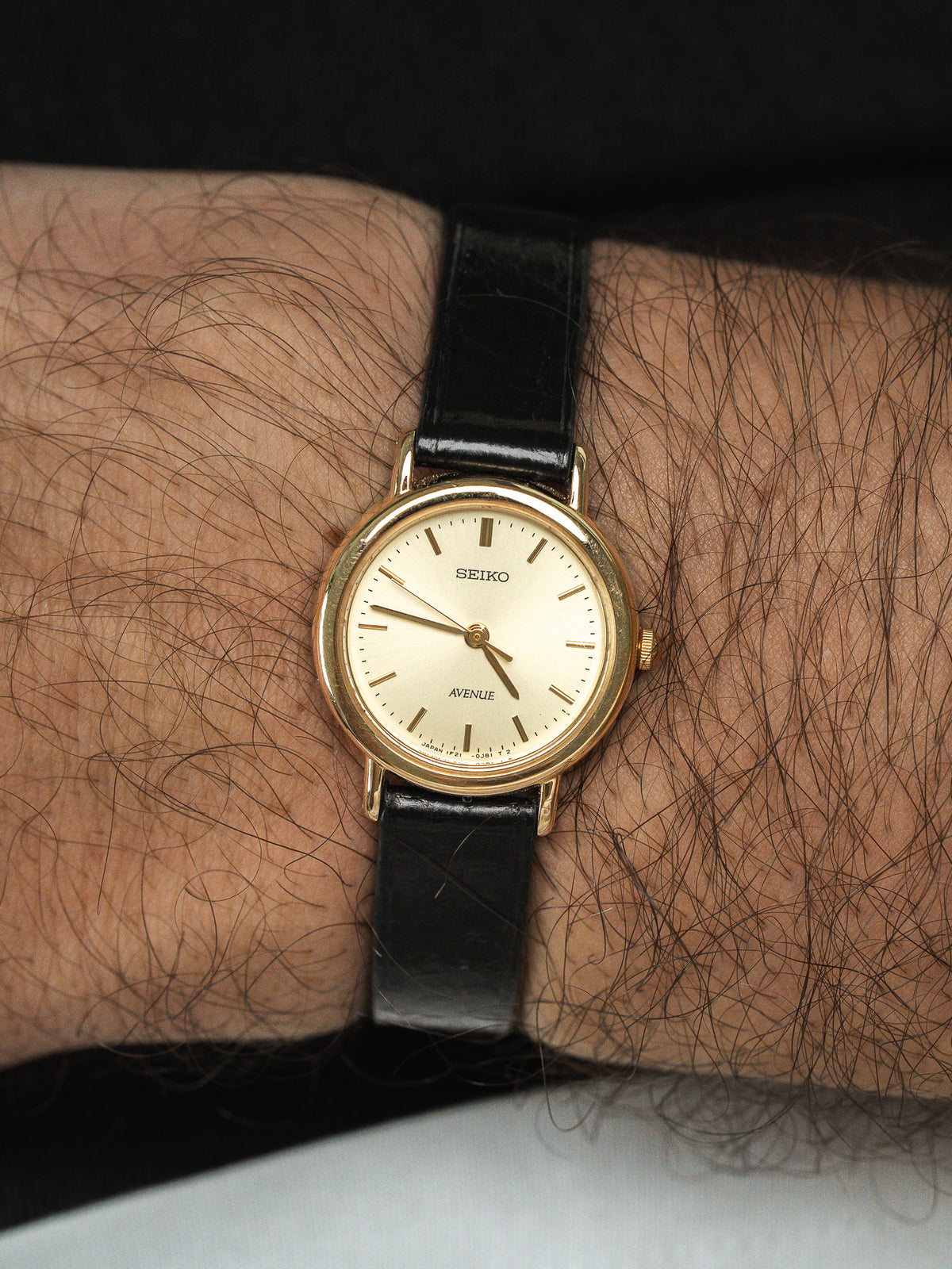 Cadran doré soleil à index appliqués - Montre Seiko Avenue 1F21-0040 - Atelier Victor