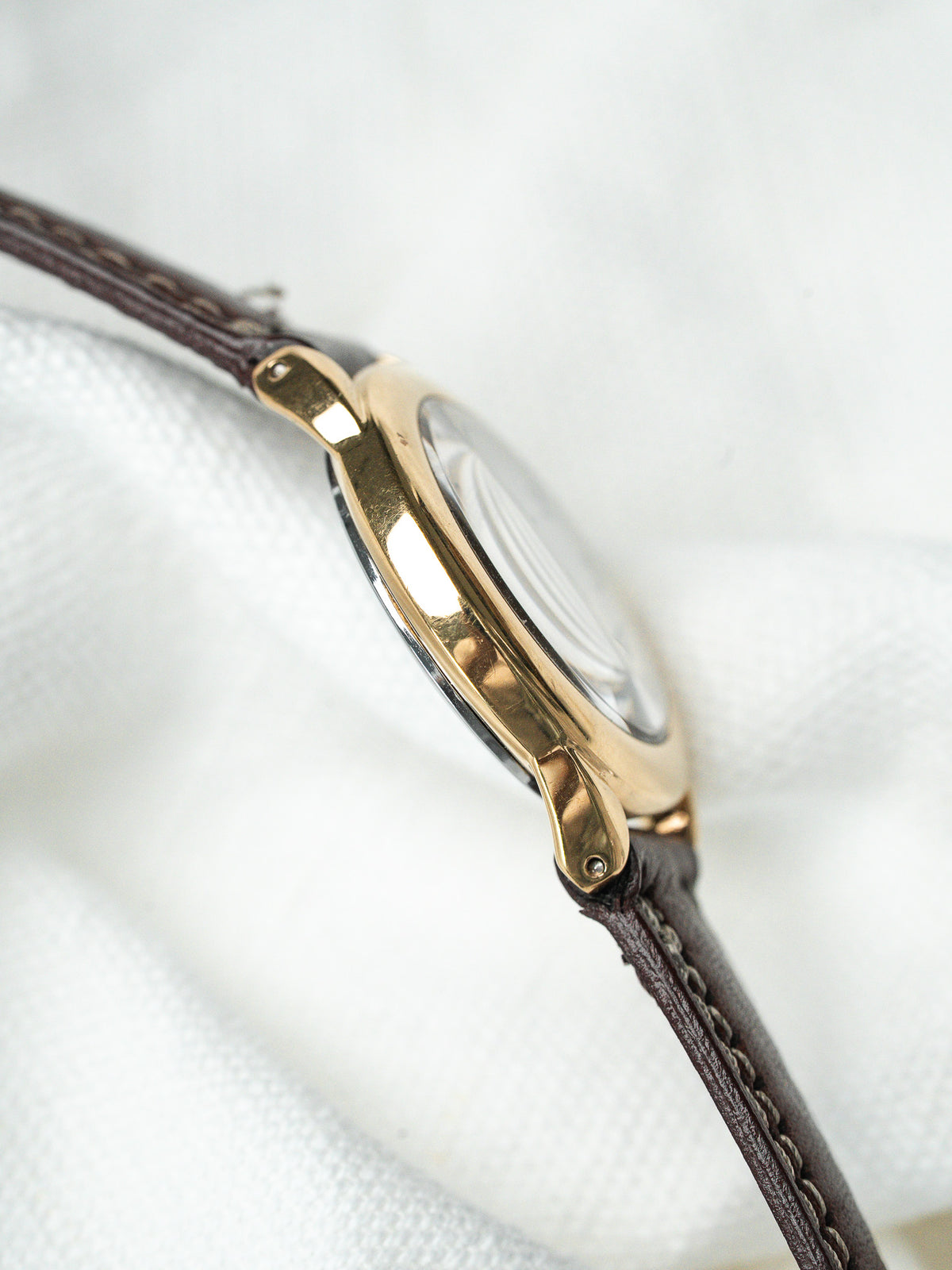 Attaches arrondies en gros plan - Montre Seiko Noie 1F21-0050 - Atelier Victor