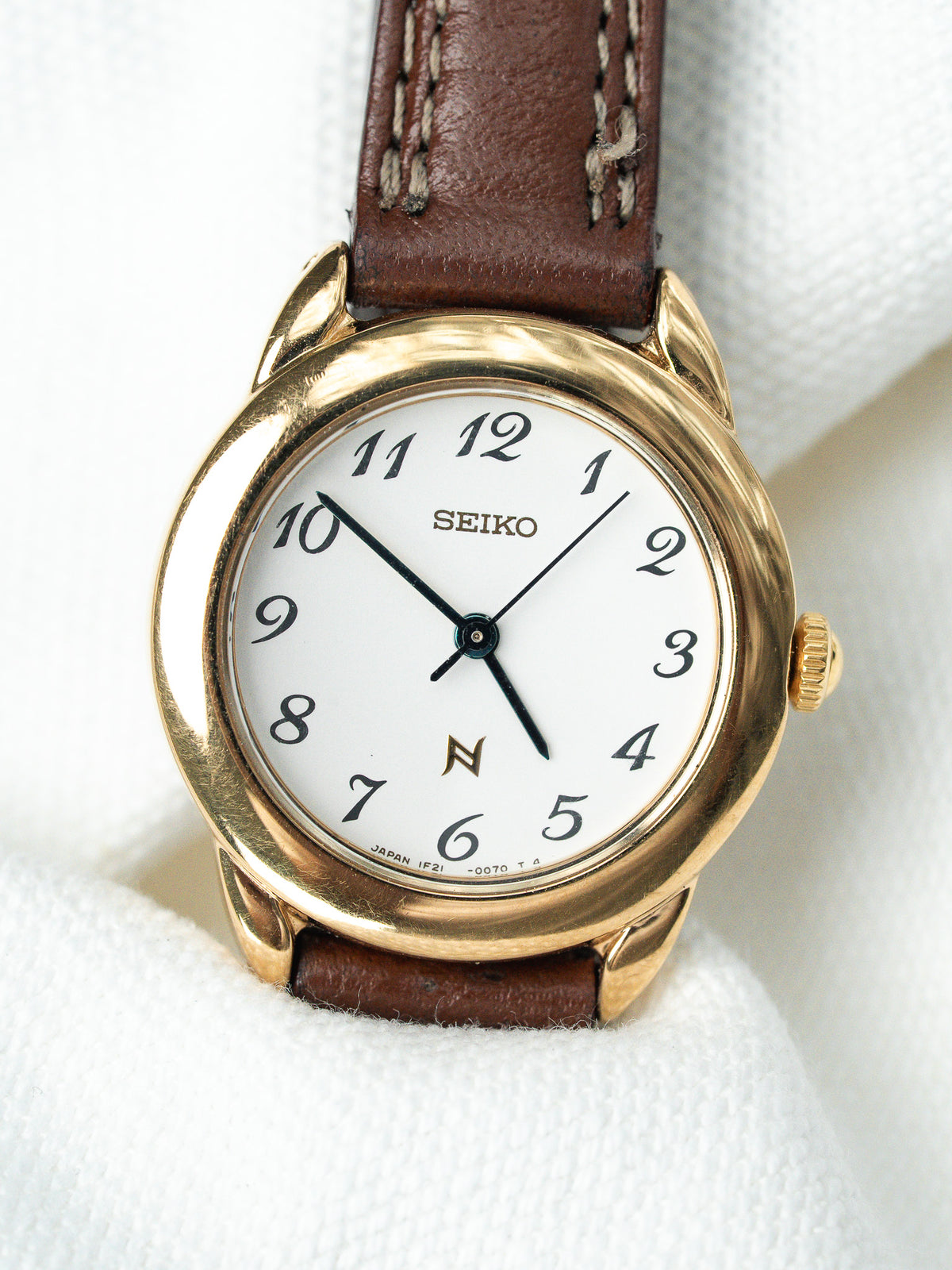 Vue de trois quarts - Montre Seiko Noie 1F21-0050 - Atelier Victor