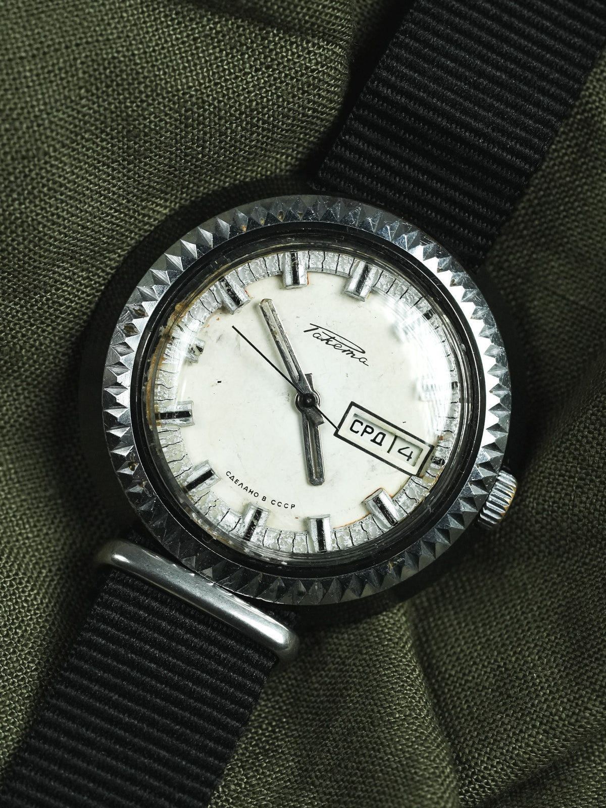 ساعة Raketa من الاتحاد السوفيتي — إطار مرصّع بالألماس، اليوم-التاريخ (1970s)