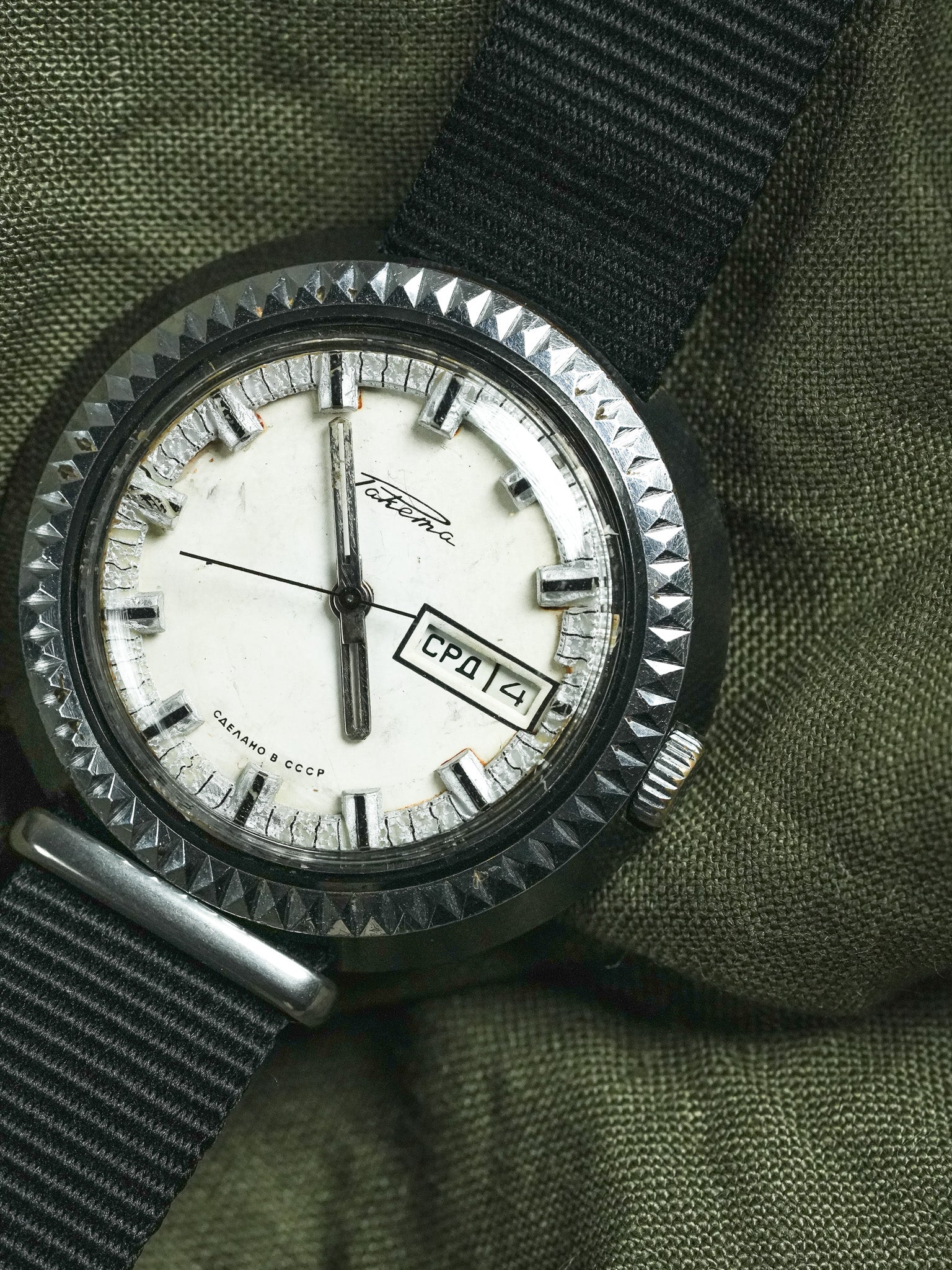 ساعة Raketa من الاتحاد السوفيتي — إطار مرصّع بالألماس، اليوم-التاريخ (1970s)
