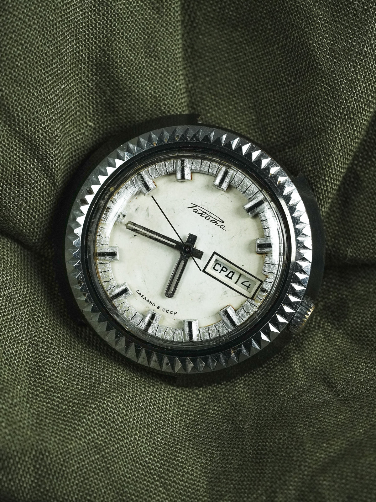 ساعة Raketa من الاتحاد السوفيتي — إطار مرصّع بالألماس، اليوم-التاريخ (1970s)