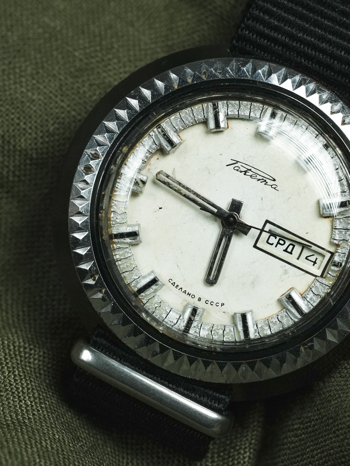 ساعة Raketa من الاتحاد السوفيتي — إطار مرصّع بالألماس، اليوم-التاريخ (1970s)