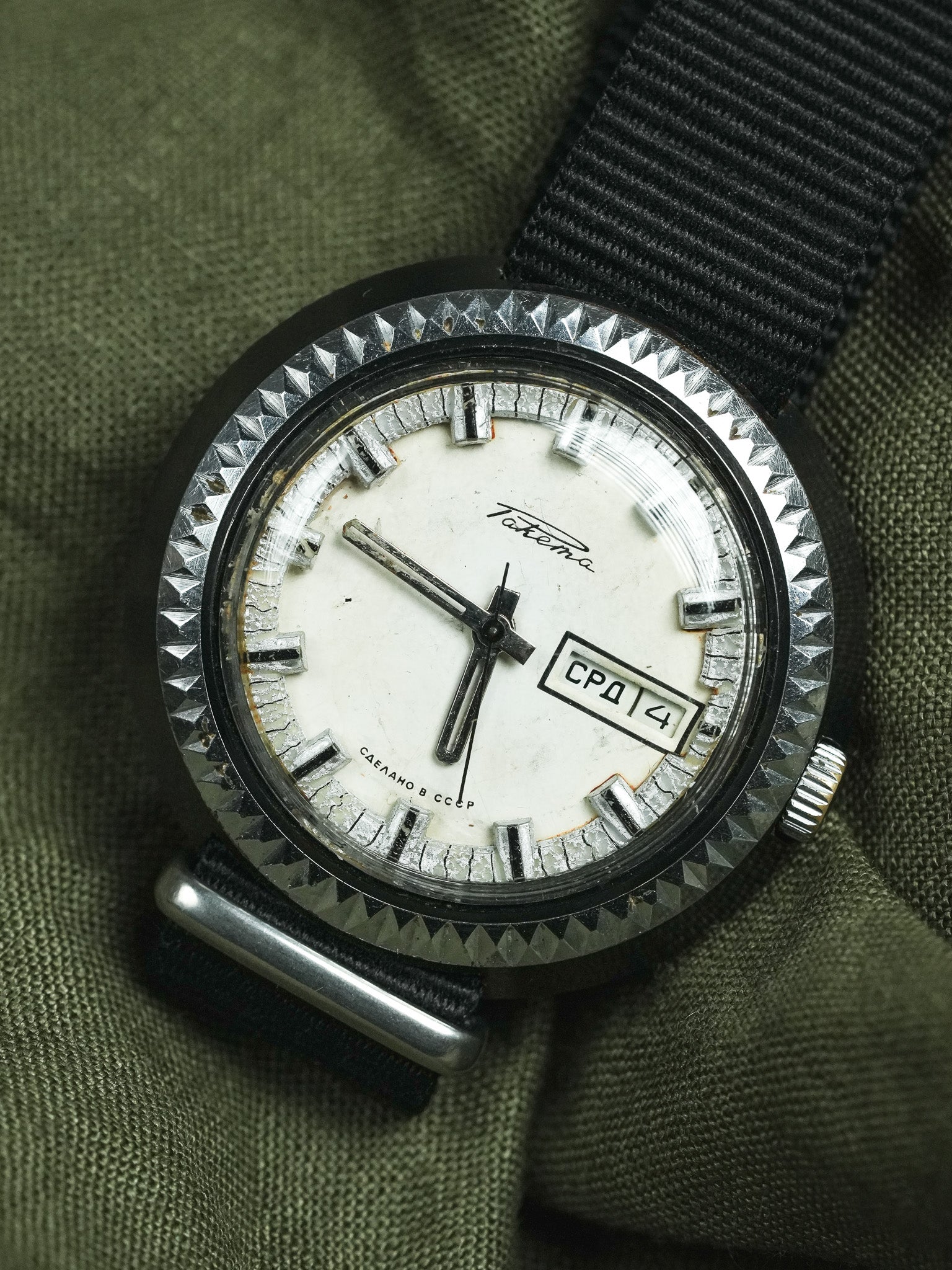 ساعة Raketa من الاتحاد السوفيتي — إطار مرصّع بالألماس، اليوم-التاريخ (1970s)