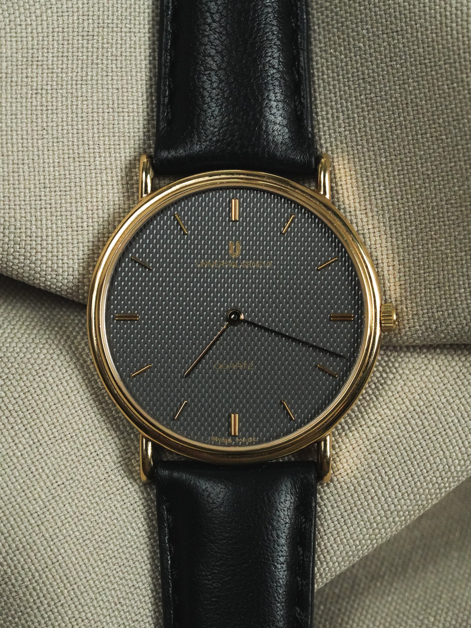 Universal Genève - Gris Guilloché Chapado en oro - Papel - 1980s