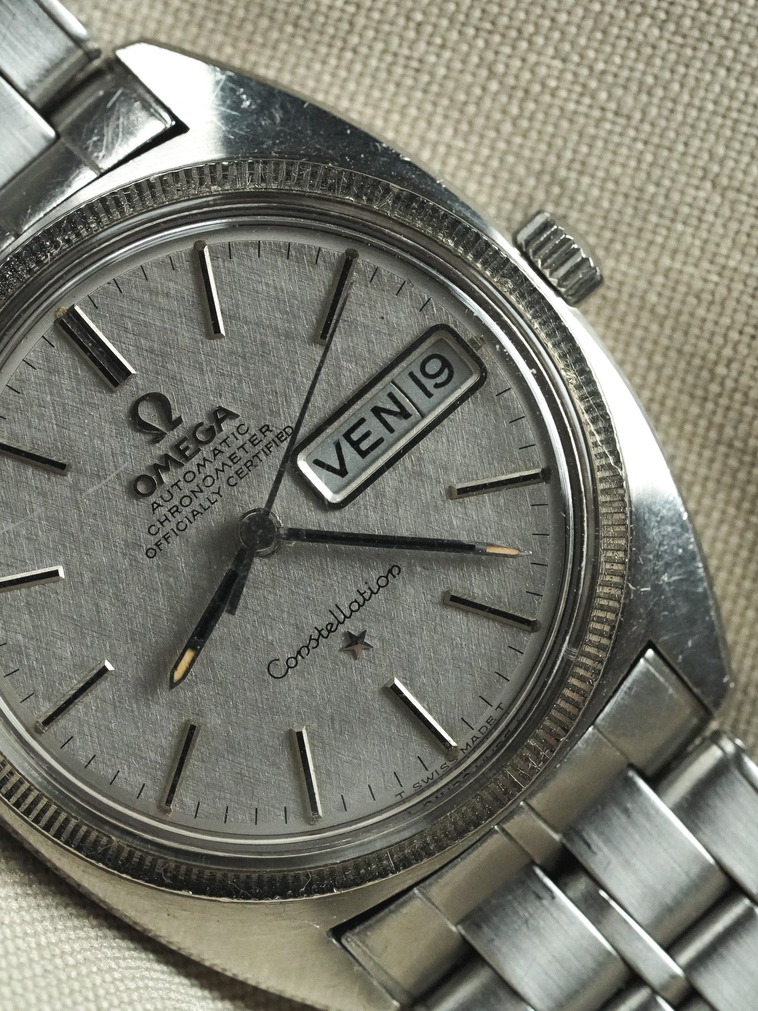 Omega - Constellation C-Shape 168.029 Gerald Genta White Gold Bezel Linen Dial - 1967