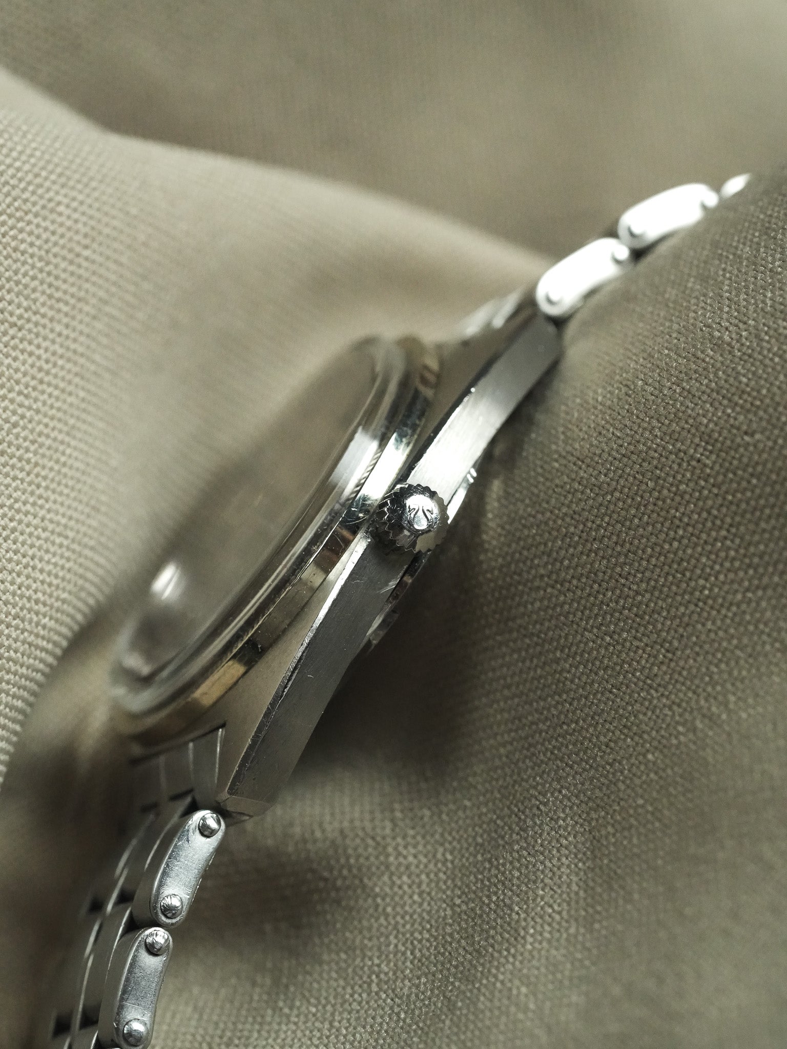 Omega - Constellation C-Shape 168.029 Gerald Genta White Gold Bezel Linen Dial - 1967