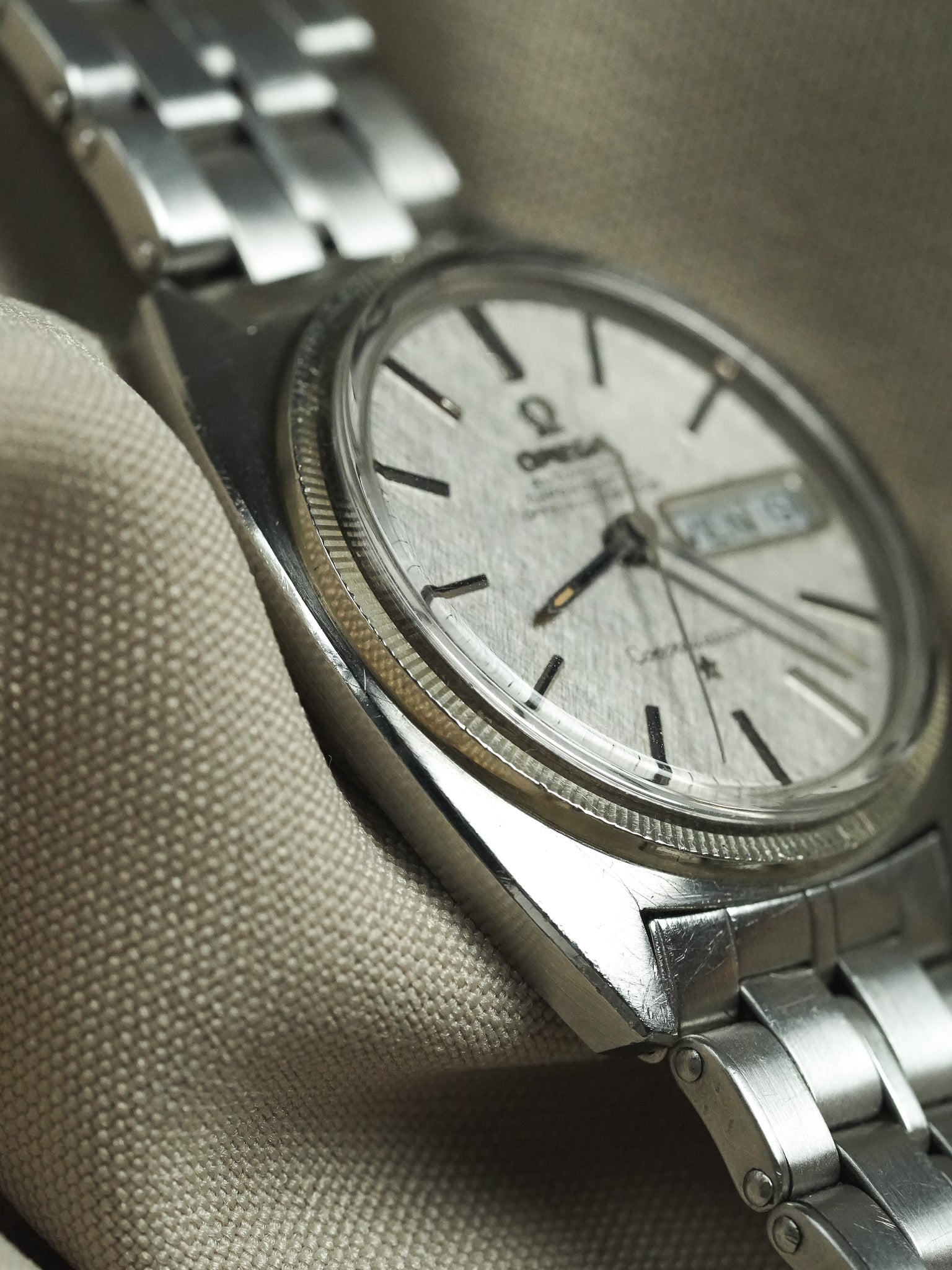 Omega - Constellation C-Shape 168.029 Gerald Genta White Gold Bezel Linen Dial - 1967