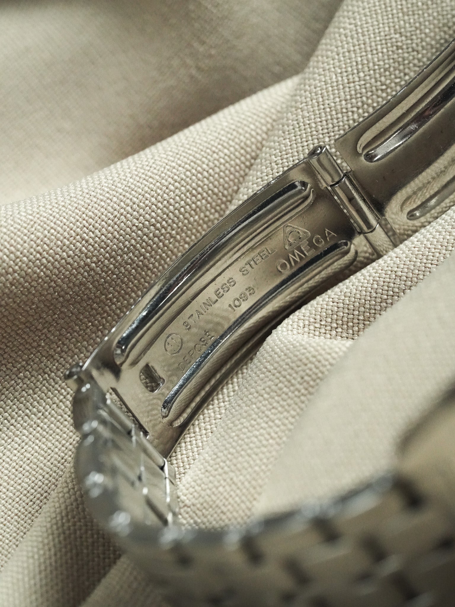 Omega - Constellation C-Shape 168.029 Gerald Genta White Gold Bezel Linen Dial - 1967
