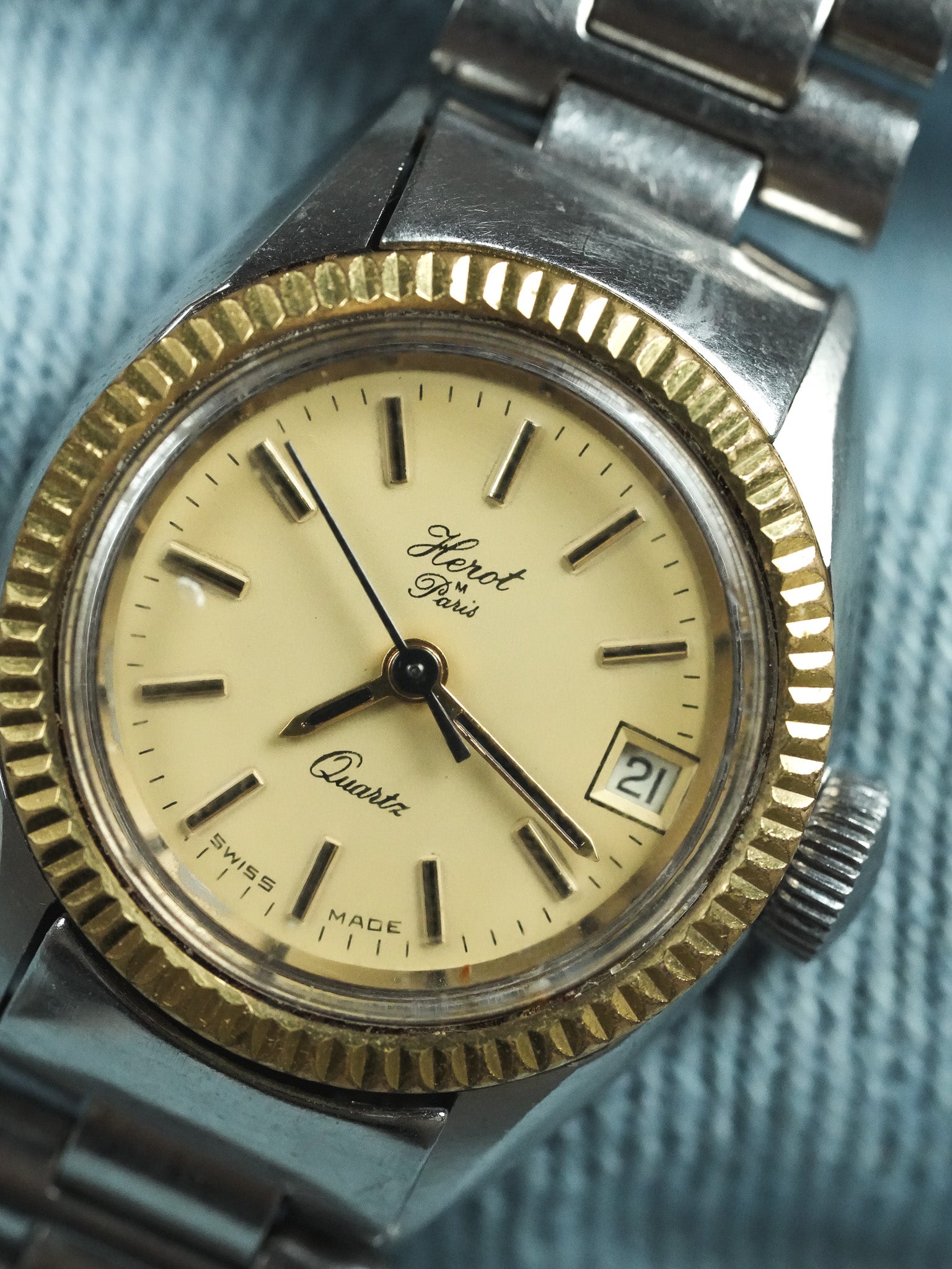 Herot Paris - Montre vintage style Datejust femme acier lunette cannelée dorée - 1990s
