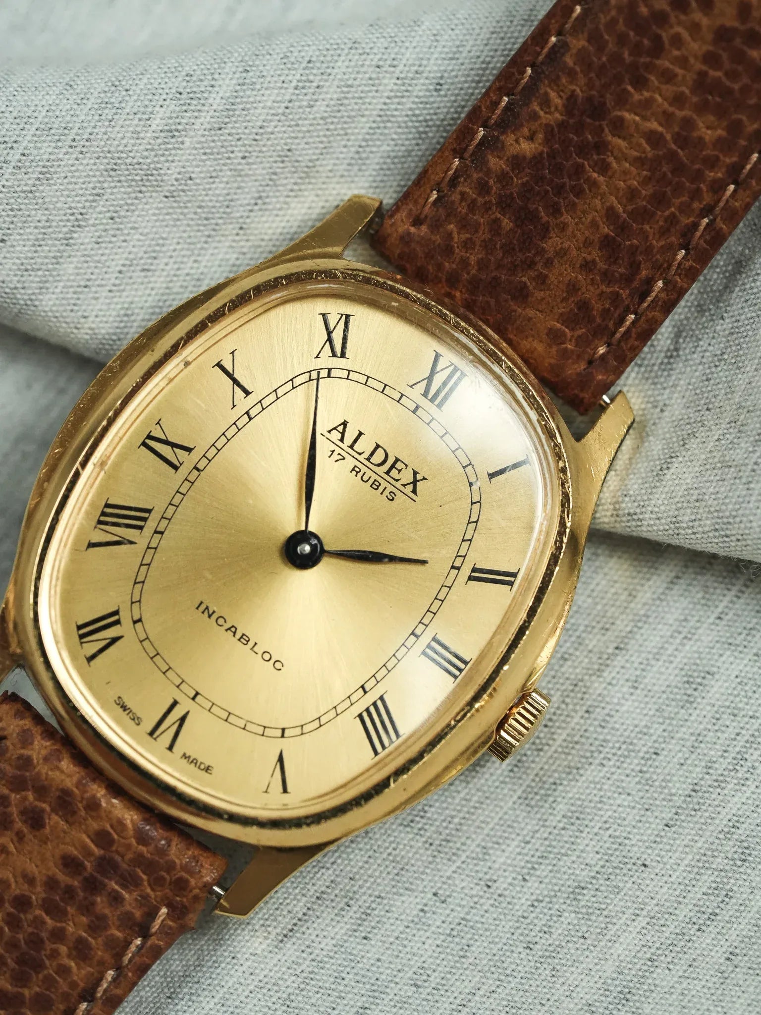 Aldex - Tonneau Incabloc Or - 1970s - Atelier Victor - Vintage Shop