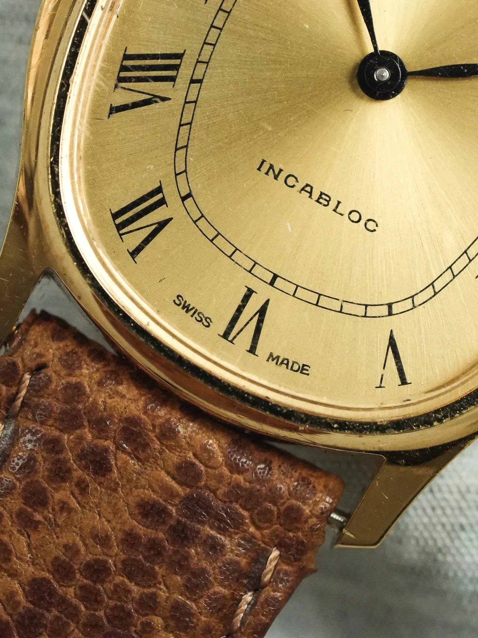 Aldex - Tonneau Incabloc Or - 1970s - Atelier Victor - Vintage Shop