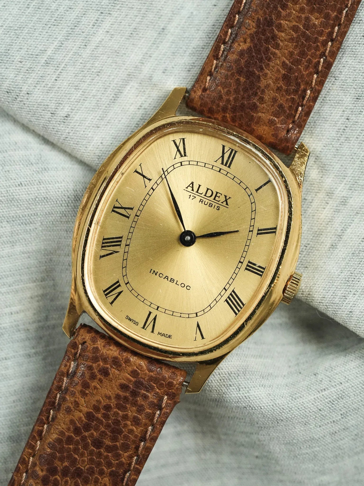 Aldex - Tonneau Incabloc Or - 1970s - Atelier Victor - Vintage Shop