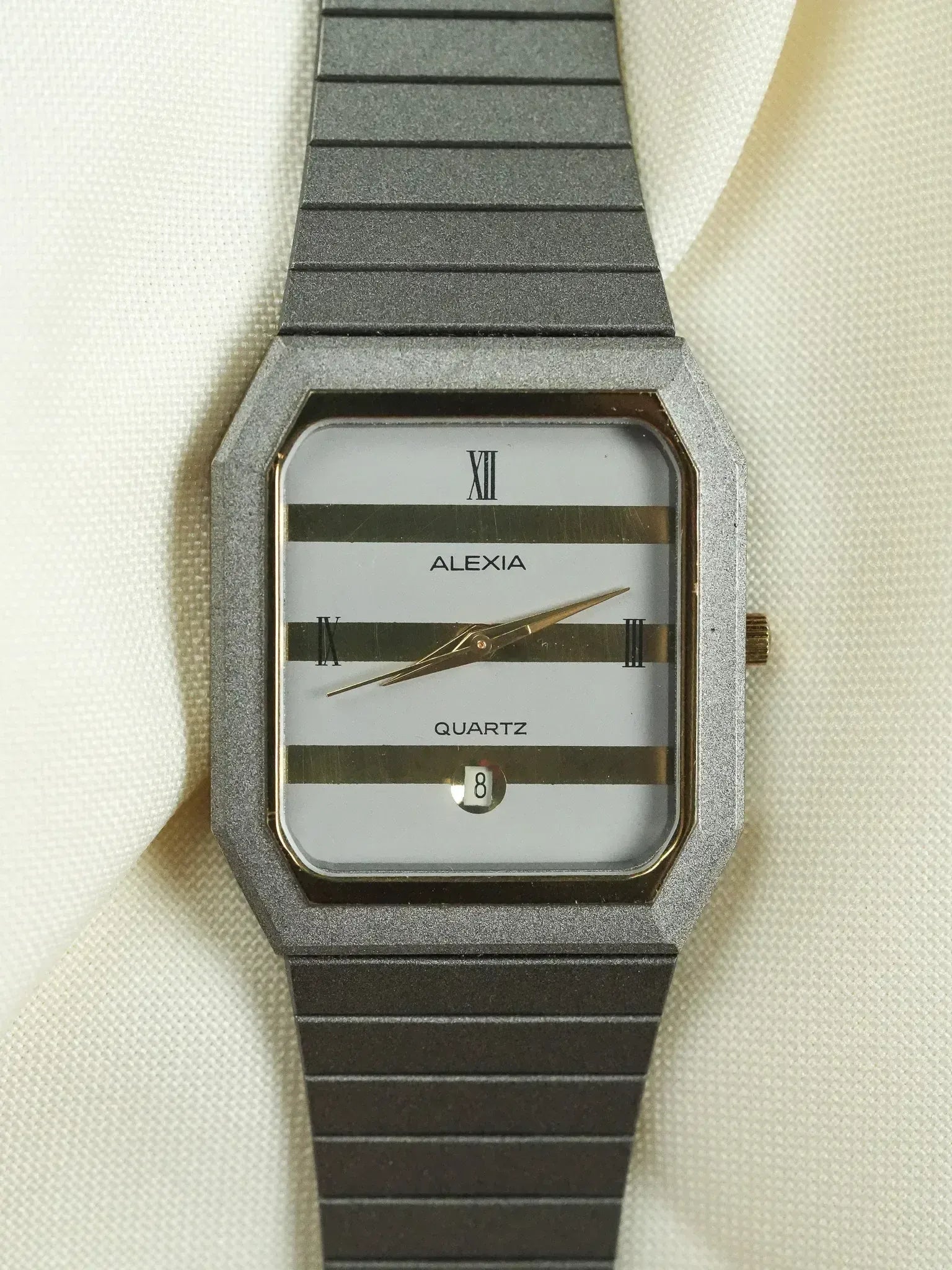 Alexia - Tonneau Gris mat Cadran gris or quadrillé - NOS - 1980s - Atelier Victor