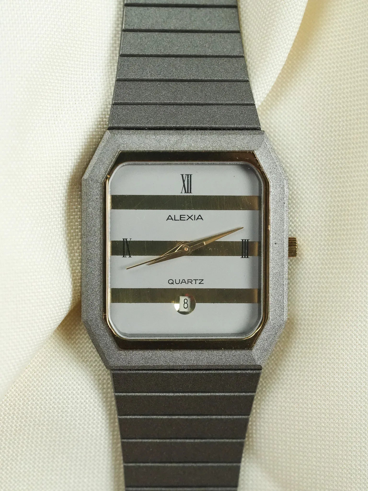 Alexia - Tonneau Gris mat Cadran gris or quadrillé - NOS - 1980s - Atelier Victor