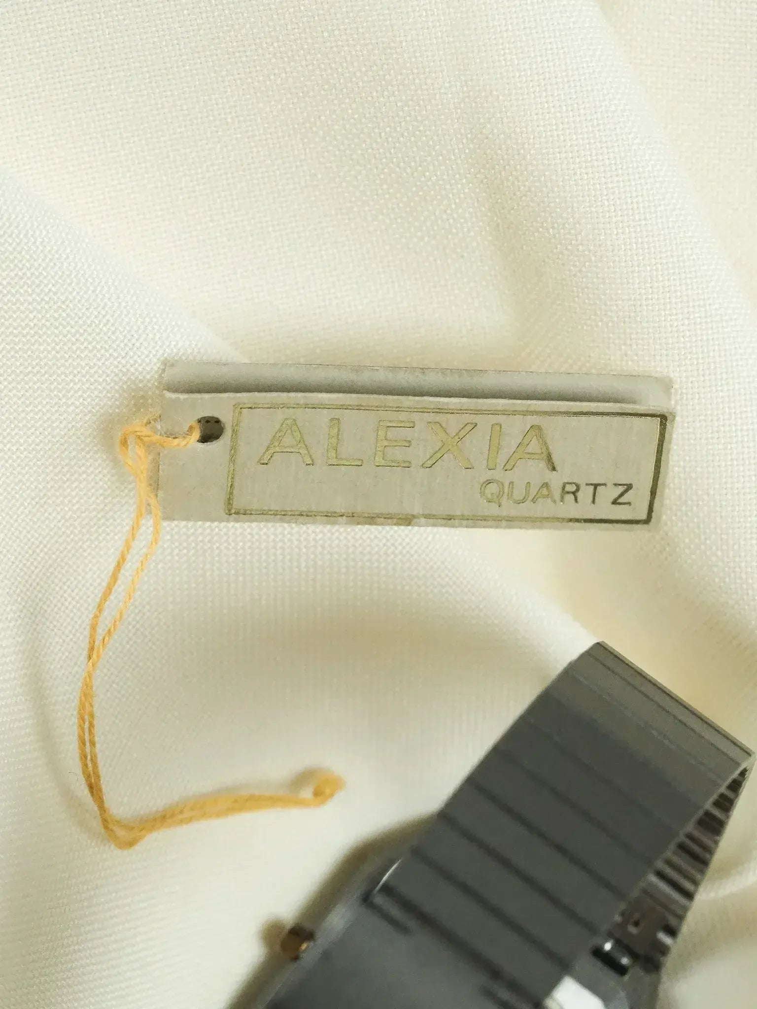 Alexia - Tonneau Gris mat Cadran gris or quadrillé - NOS - 1980s - Atelier Victor