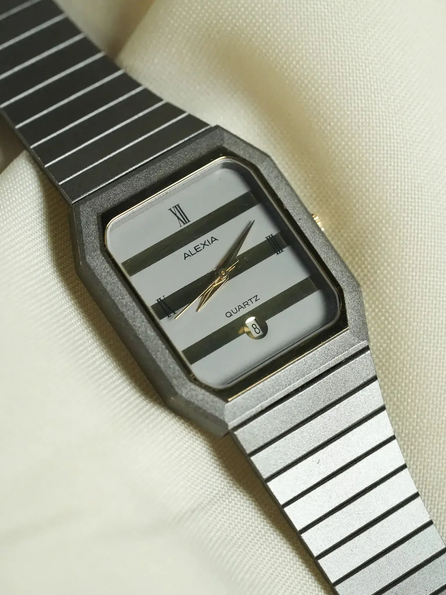 Alexia - Tonneau Gris mat Cadran gris or quadrillé - NOS - 1980s - Atelier Victor