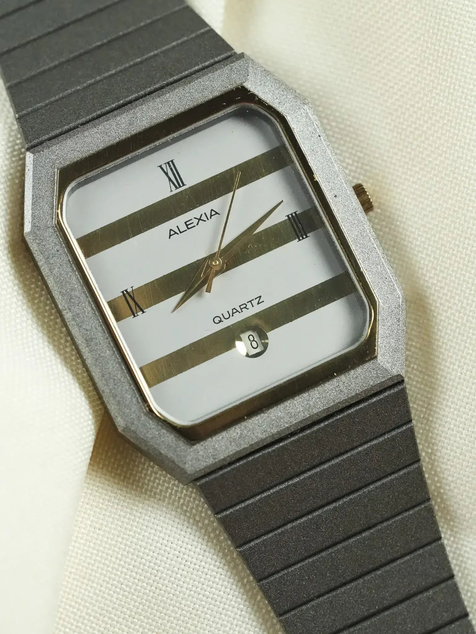 Alexia - Tonneau Gris mat Cadran gris or quadrillé - NOS - 1980s - Atelier Victor