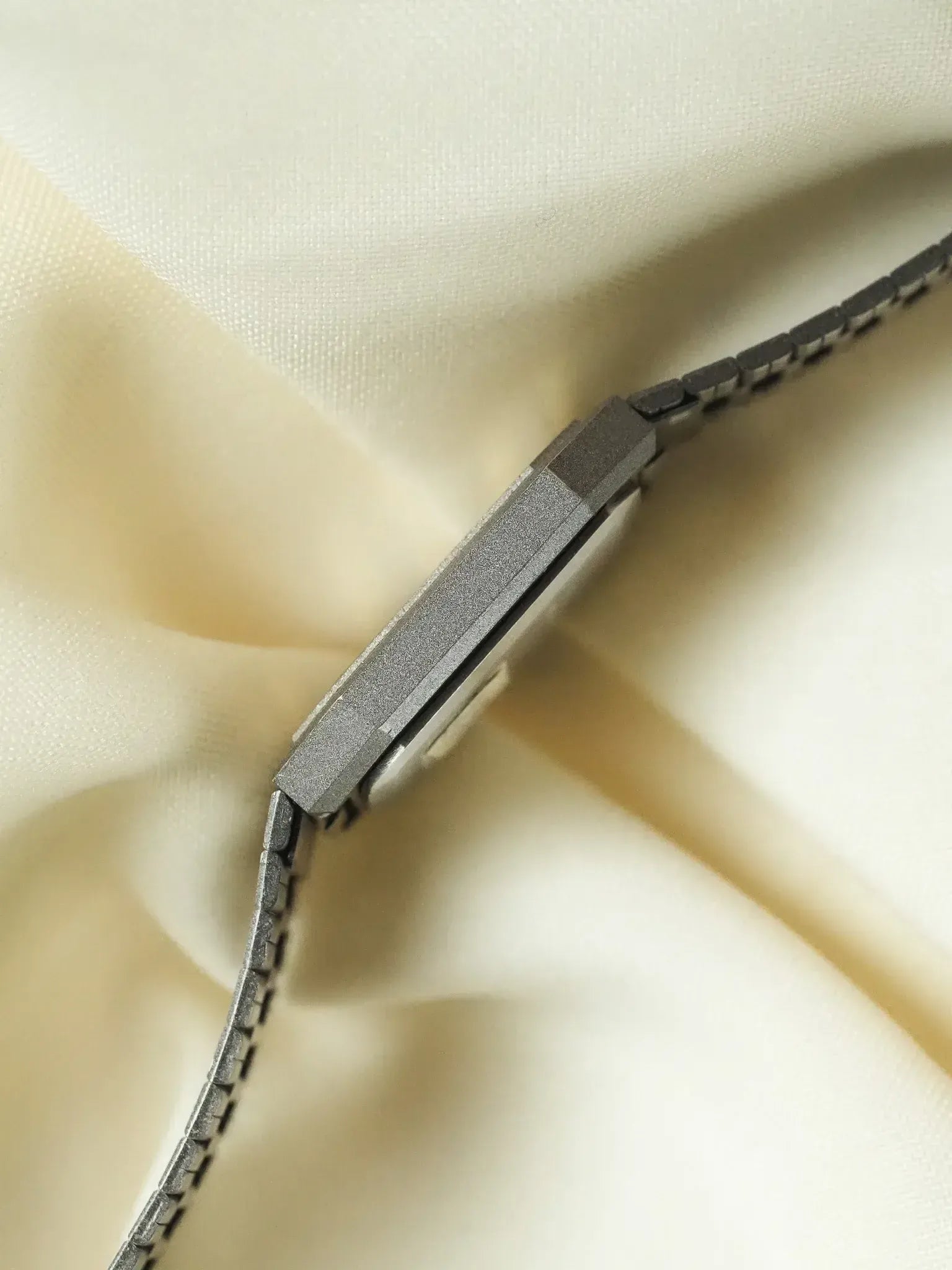 Alexia - Tonneau Gris mat Cadran gris or quadrillé - NOS - 1980s - Atelier Victor