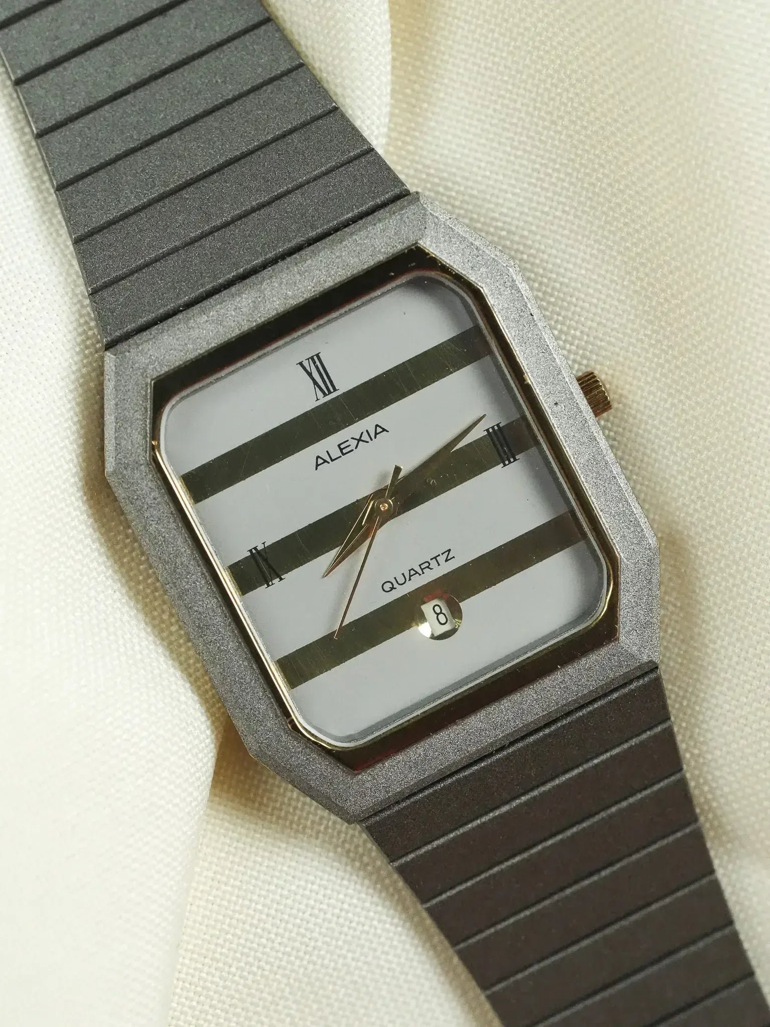 Alexia - Tonneau Gris mat Cadran gris or quadrillé - NOS - 1980s - Atelier Victor